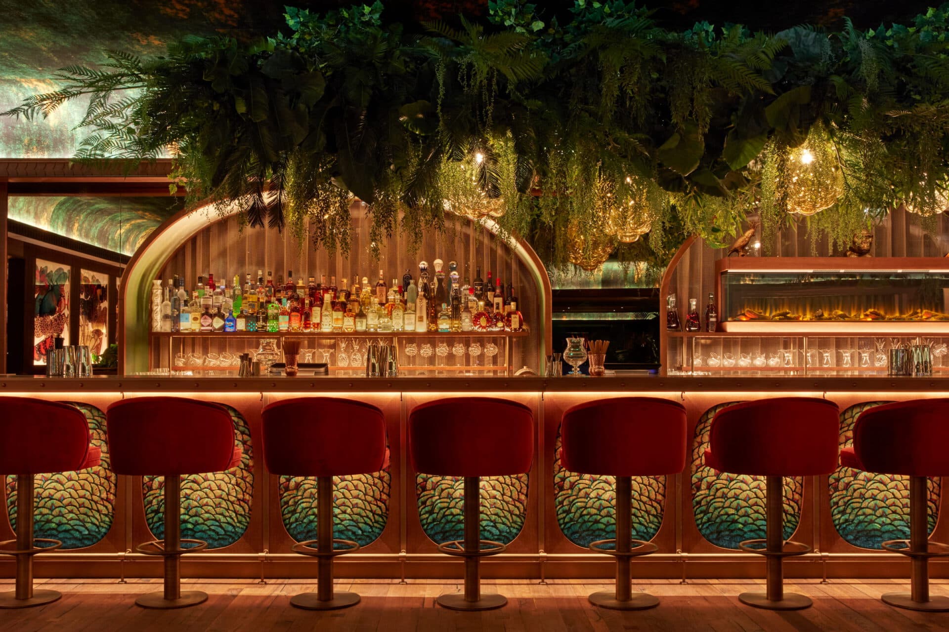Le bar sous canopée d'Amazónico Monte-Carlo, arches de laiton et velours