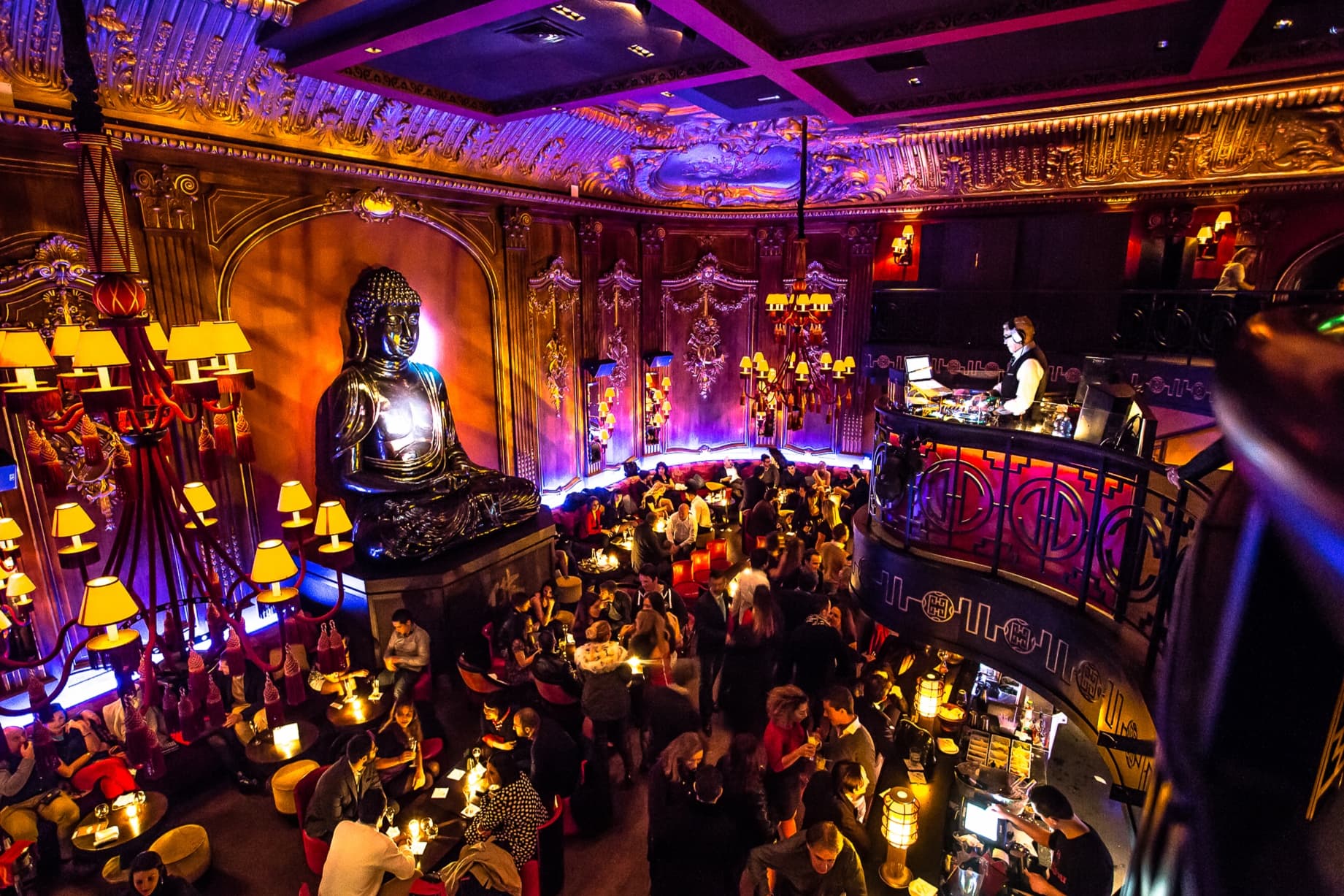 La grande salle Belle Époque du Buddha-Bar et son bouddha géant