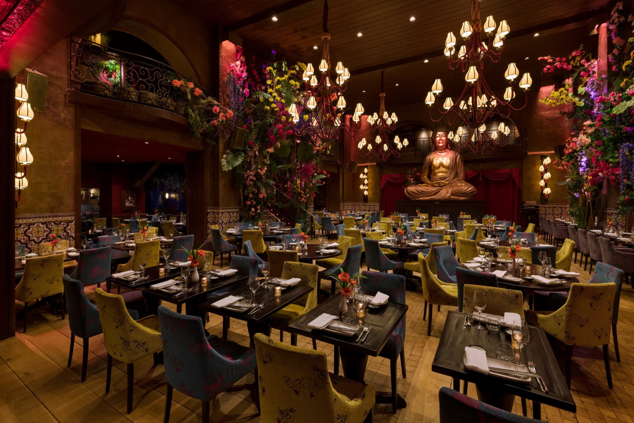 La grande salle du Buddha-Bar Paris et son bouddha monumental