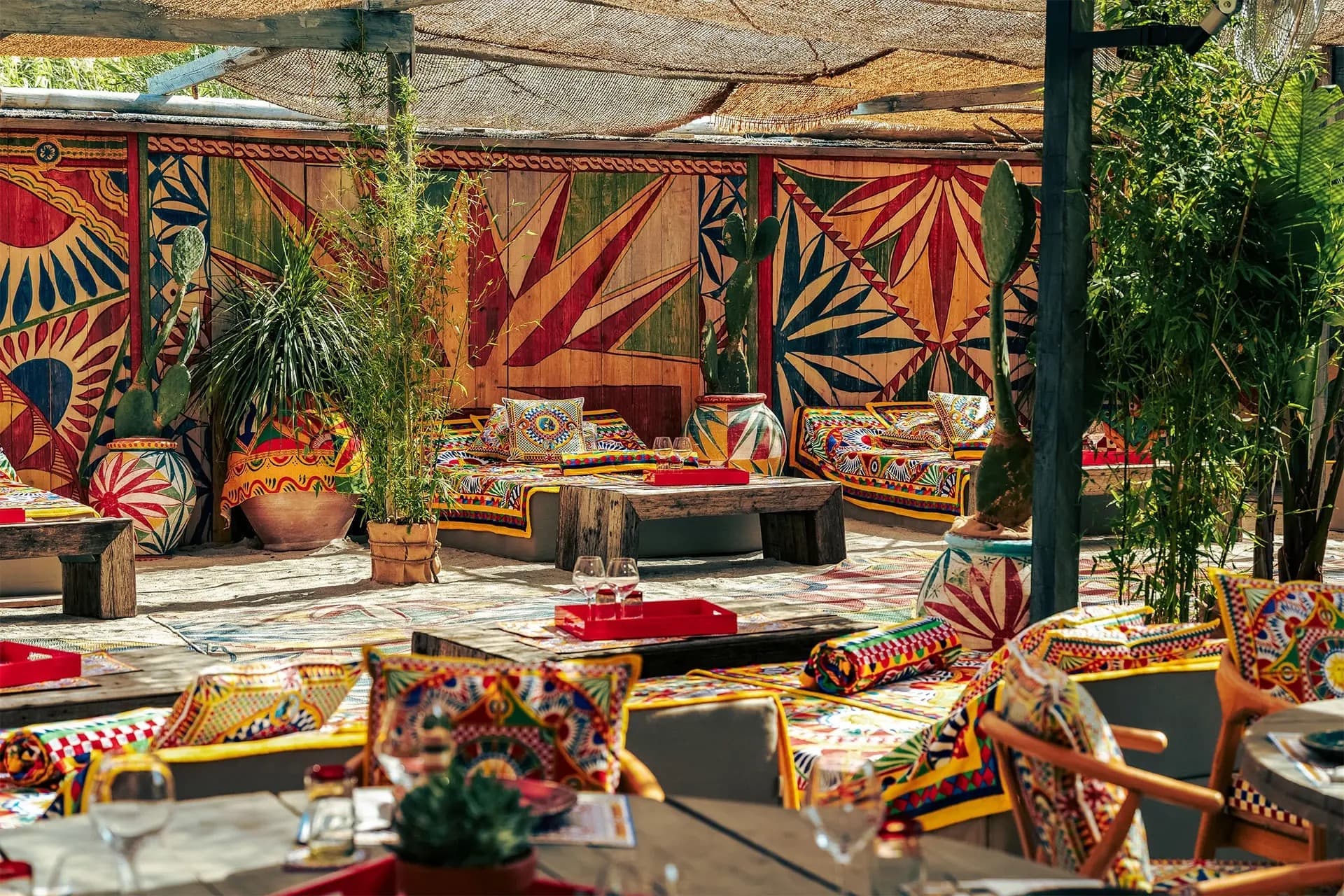 Le salon ensablé de Casa Amor et ses banquettes imprimées