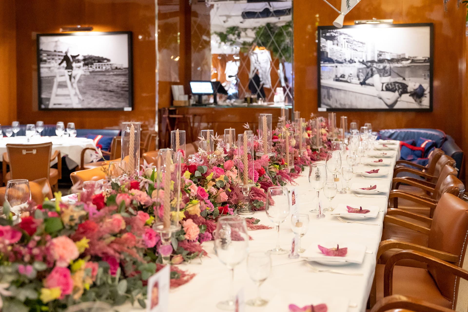 La salle boisée de Cipriani Monte-Carlo, table fleurie dressée