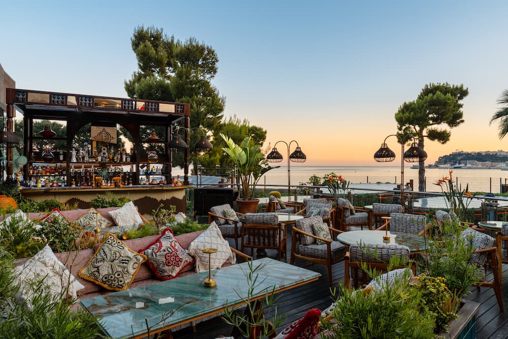 La terrasse de Coya Monte-Carlo au crépuscule, le Rocher derrière