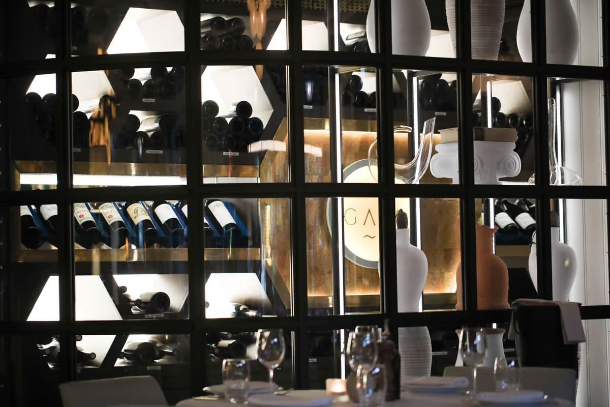 La table devant le mur de cave illuminé de Gaia