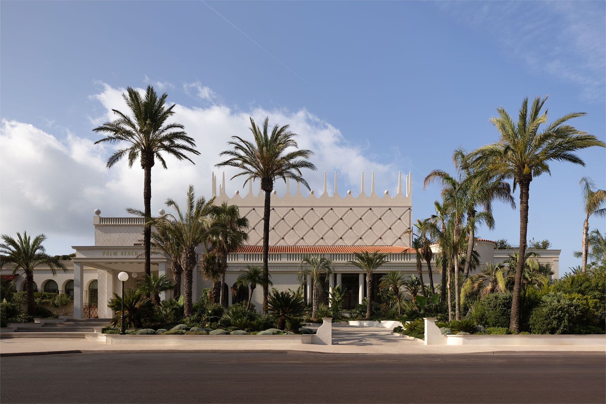 La façade du Palm Beach à Cannes, la maison de KLUB sur la pointe Croisette