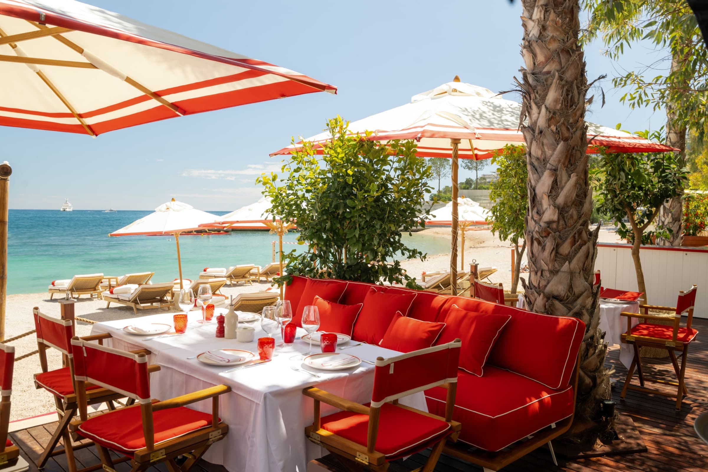 Les parasols rayés de La Rose des Vents sur le Larvotto