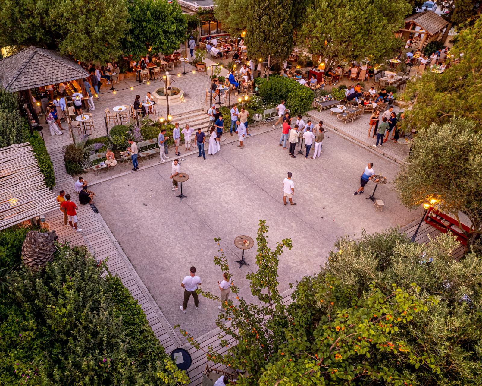 Le terrain de pétanque des Moulins de Ramatuelle au crépuscule
