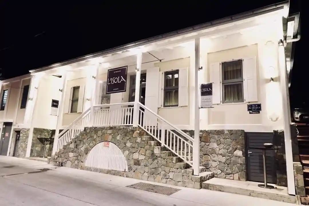 La façade illuminée de L'Isola, rue du Roi Oscar II à Gustavia