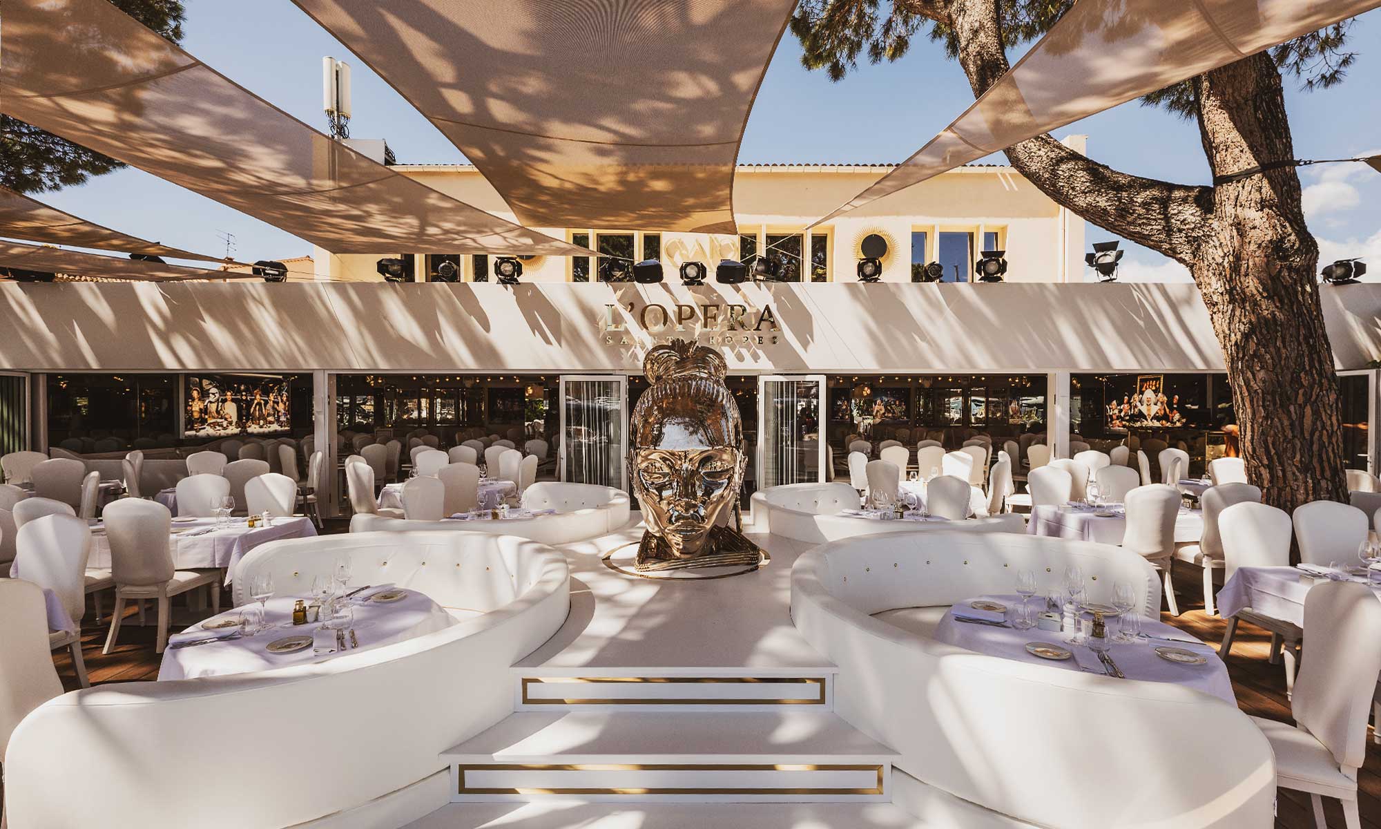La terrasse de L'Opéra et sa sculpture dorée, face au port