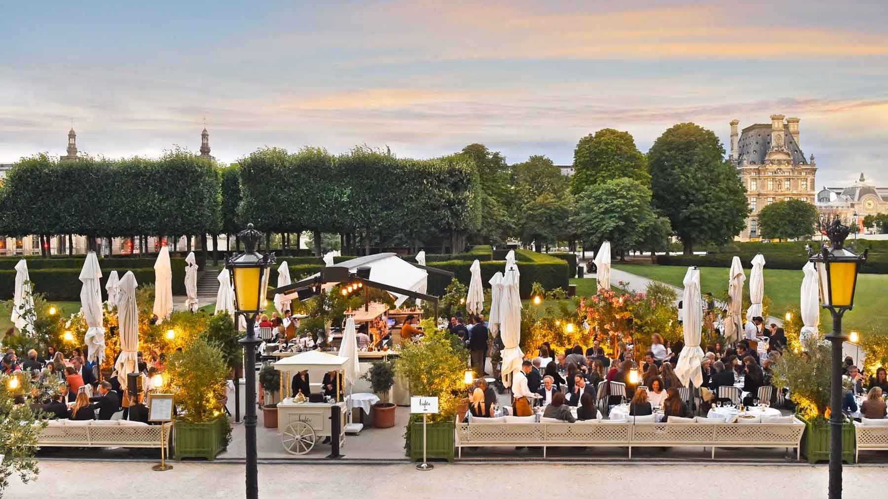 La terrasse de Loulou côté Tuileries au crépuscule, le Louvre derrière