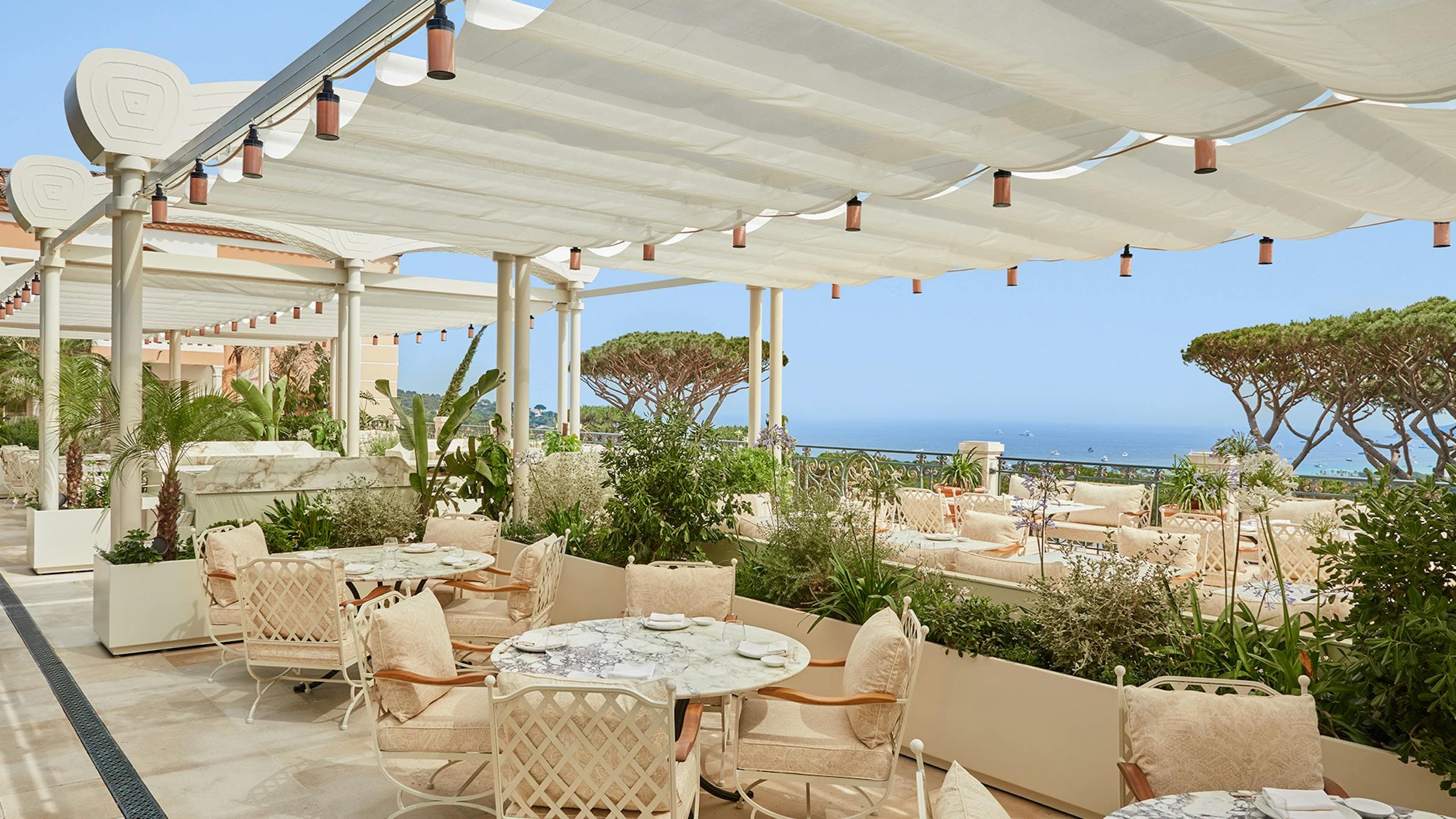 La terrasse de Matsuhisa à la Messardière, la baie de Pampelonne au loin