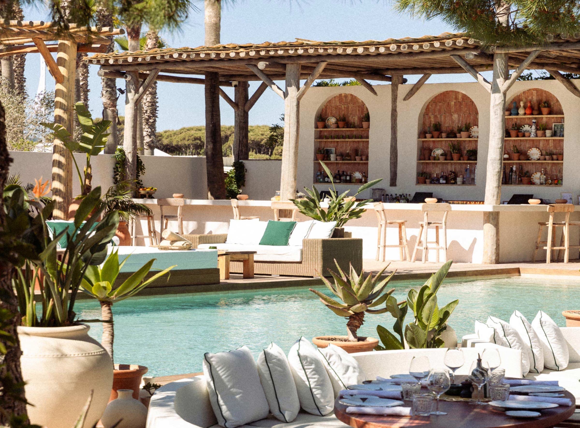 La piscine de Nikki Beach Saint-Tropez entourée de sofas blancs