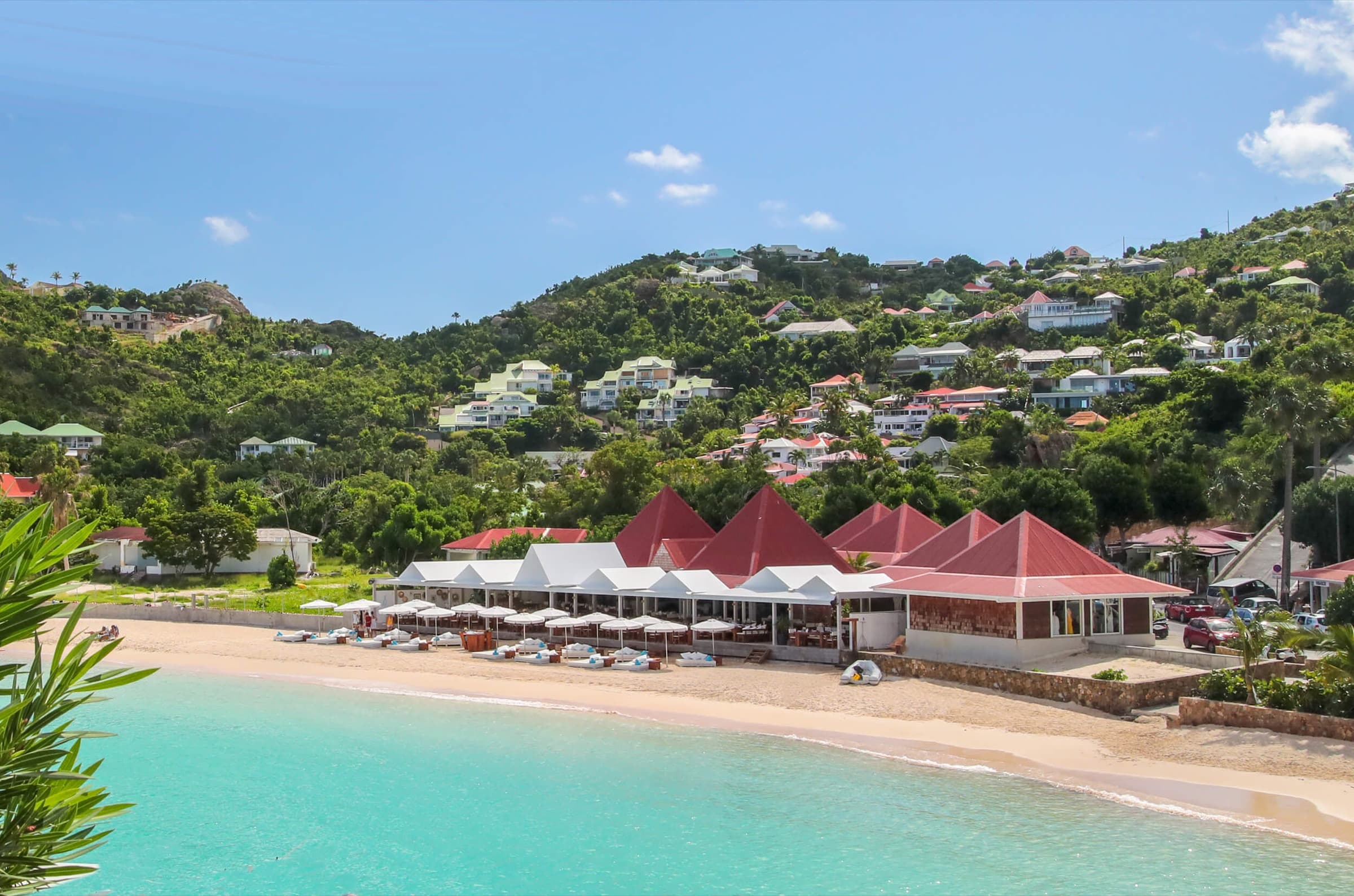 Les transats blancs de Nikki Beach Saint-Barth sur la baie de Saint-Jean