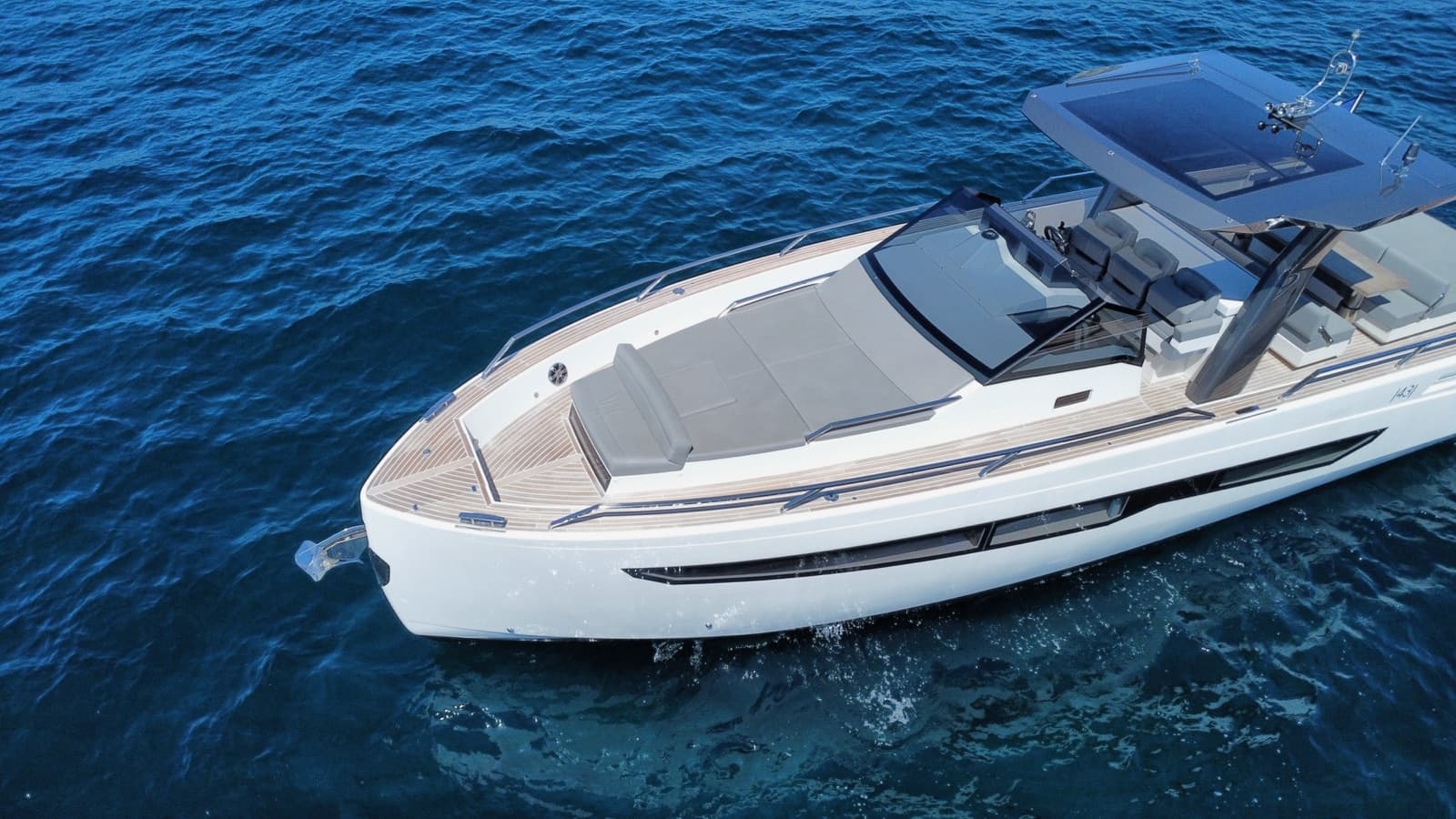 Fiart Seawalker 43 vu du ciel, pont avant et bains de soleil