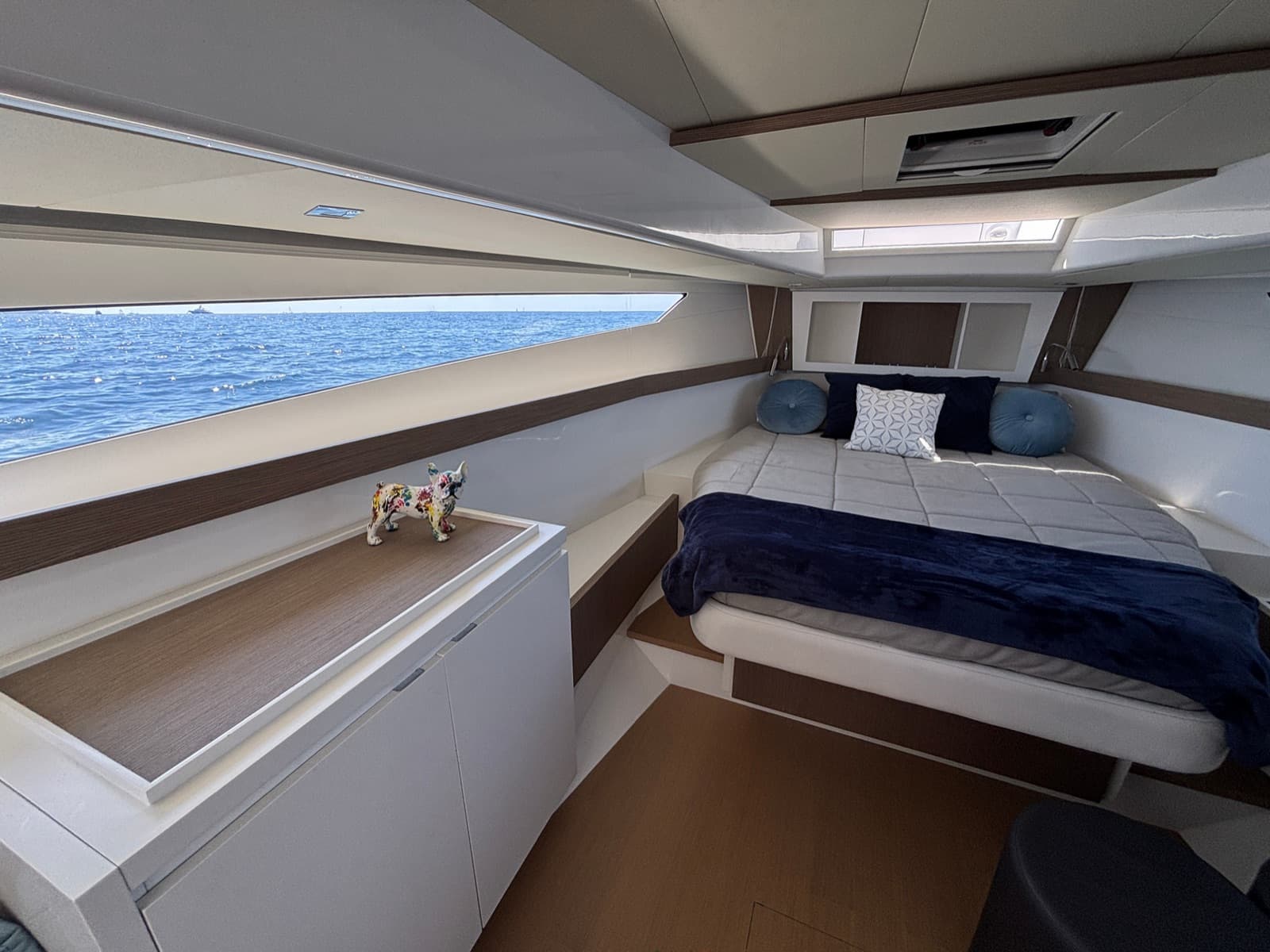 Cabine principale climatisée du Seawalker 43, lit double sur la mer