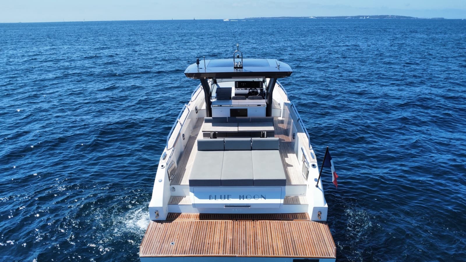 Seawalker 43 vu de l'arrière, bain de soleil et plateforme en teck